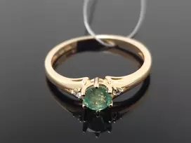 Best Diamonds Auksinis žiedas su briliantais ir smaragdu