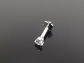 Estrella Balto aukso auskaras su briliantu