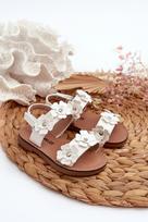 Baltos vaikų odinės susegamos basutės, puoštos gėlėmis Tinette“