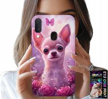 Etui Do Samsung Galaxy A20E - Słodka Chihuahua Na Różowym Tle Kwiatami