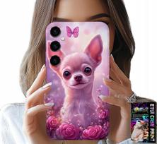 Etui Do Samsung Galaxy A15 4G - Słodka Chihuahua Na Różowym Tle Kwiatami