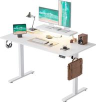 "Agilestic" reguliuojamo aukščio rašomasis stalas su kilnojamu monitoriaus stovu, 140 x 60 cm rašomasis stalas, reguliuojamo aukščio elektrinis stalas, LED šviesos juosta, USB lizdas, stovimas rašomasis stalas, kompiuterio stalas, baltos spalvos