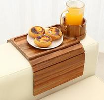 "Bambootray" sofos puodelio laikiklis Akacijų medienos sofos porankis su 360 laipsnių telefono laikikliu 19 colių plūduriuojantis neslystantis sofos porankis Padėklas užkandžiams Gėrimų nuotolinis saugojimas