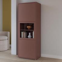 "Forte Alice Springs 60 70" moderni svetainės vitrina su 3 durimis, stiklo detalėmis, svetainė, medžio kompozito terakota, 25,5" pločio x 70" aukščio x 17,5" gylio