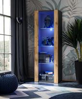 "Komodee", "Tivoli" vitrina, Wotan/juoda, plotis 55 cm x aukštis 159 cm x gylis 35 cm, LED mėlyna, 3 lentynos, stiklinė vitrina svetainei, miegamajam, prieškambariui