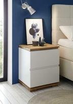 "Robas Lund" naktinė konsolė balta matinė su medžio masyvo elementais Naktinis staliukas su stalčiais minkštai lovai "Nako Box Spring Bed Bedside Cabinet" Š x V x G 48 x 59 x 40 cm