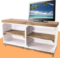 Baltas TV suoliukas ant ratukų Ruda viršutinė plokštė ir lentynos iš medžio 4 skyriai 100 x 30 x 50 cm Moderni TV spintelė Sideboard