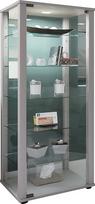 VCM Kavisa L Sidabrinė stiklinė vitrina su grūdintu apsauginiu stiklu Apytiksliai matmenys H 115 x Š 50 x D 38 cm Moderni ir erdvę taupanti stiklinė vitrina