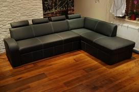 "Juodos natūralios odos kampinė sofa Antalija II 4Z "270 x 200 cm sofa su miego funkcija, otomanu ir galvos atlošu kampinė kavos natūralios odos sofa" Hermes Nero su apvadais