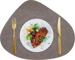 AMDXD 2 kilimėlių rinkinys Boho trikampis, PVC odiniai kilimėliai Boho dvipusiai paprastos karvės odos tekstūros karščiui atsparūs kilimėliai pilkai rudi geltoni, skirti namų restorano valgomojo stalui 34 x 42,5 cm