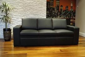 Atlanta FS Tikros odos 3-vietė sofa Plotis 200 cm Juoda natūrali oda su raudonais dygsniais Didelis spalvų pasirinkimas