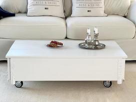 Dėdės Joe´s kavos staliukas Skrynia Stalo skrynia Vintage Shabby Chic stiliaus Medžio masyvo baltos spalvos su laikymo vieta ir dangčiu Medinė dėžutė Šalutinis stalas Kaimo namų svetainės stalas Medinis stalas Baltas stalas