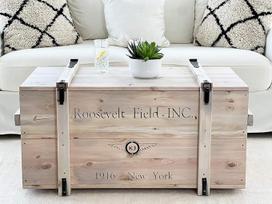 Uncle Joe´s Roosevelt kavos staliukas Skrynios stalas Vintage Shabby Chic stiliaus Medžio masyvo pilkos spalvos su laikymo erdve ir dangčiu Medinė dėžutė Šalutinis stalas Kaimo namų svetainės stalas Medinis stalas