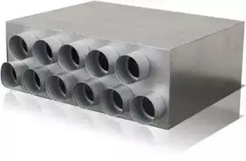 Oro paskirstymo kolektorinė dėžė izoliuota RPI-200-11x75. Pajungimas iš galo 200 mm į 11x75 mm. Cinkuota skarda. Išmatavimai: 600x450x220 mm