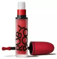 MAC Powder Kiss Matte Liquid Lipstick Ruby Boo Raudona, 5 ml