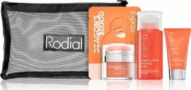 „Little Luxuries“ rinkinys Rodial: „Dragon's Blood“ valomasis micelinis vandens valiklis visiems odos tipams, 100 ml + „Dragon's Blood“ gaivinamasis ir drėkinamasis paakių gelis, 15 ml + „Dragon's Blood“ skulptūrinis veido gelis, 15 ml + „Dragon's Blood“ drėkinamasis paakių pleistras, 3 g