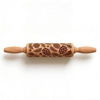 Kryžmai ribojantis medinis reljefinis kočėlas su Kalėdų animaciniu personažu, kankorėžiais ir gėlių raštu Natural Wood 35*4.5cm brown