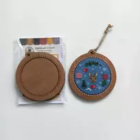Neocraft Kalėdinis burbulas su zuikiu – siuvinėjimo kryželiu rinkinys 8×8 cm