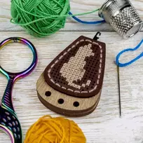 Wonderland Crafts Siuvinėjimo kryželiu rinkinys – Adatos įvėrėjas, 3×4,5 cm
