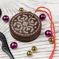 Wonderland Crafts Siuvinėjimo kryželiu rinkinys: magnetinis adatų laikiklis, 3.5 cm