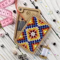 Wonderland Crafts Karoliukų siuvinėjimo rinkinys adatinės dėžutei 6×9 cm, 7 spalvos, 975 vnt.