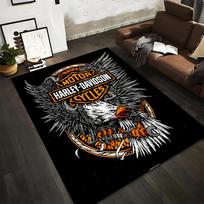 Motociklo erelio kilimas su Harley-Davidson logotipu, juodas ir oranžinis. Tinka naudoti kaip neslystantis kilimėlis svetainės, miegamojo sofoms. 40x60cm( 15x23in )