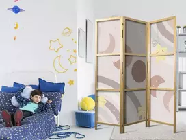 Artgeist Japoniška kambario pertvara - Joyful Sky - Geltona cheerful stars with a rainbow against the moon phases - in the sky colored light beige.