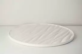 Lukata Gipso padėklas su smėlio bangų reljefu – universali elegancija žvakėms, kvepalams ir papuošalams