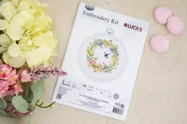 luca S Pavasario harmonija – siuvinėjimo kryželiu rinkinys su lankeliu 11x10 cm