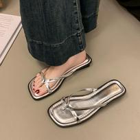 New Comfortable Beach Flip Flops for Women Lightweight Soft Sole Flat Slippers Woman Silver Clip Toe Outdoor Slides 35 sidabras