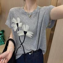 Korean Summer  Leisure Loose Fit Slim Ice Silk Short Sleeve T-shirt Ladies Fashion Design Sense Solid Flower O-Neck Print Top One size pilka spalva