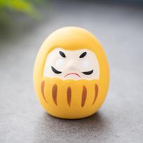 SN 1pc Japanese Ceramic Daruma Doll Crafts Lucky Charm Fortune Ornament Landscape Home Decor Miniature Accessories Gifts geltona