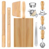 Medinis sriegiuotas kočėlas, įrankių rinkinys pastai, tešlos grandiklis, gnocchi lenta, koldūnų gaminimo įrankis, raviolių formelė, pjaustyklė, medžio tekstūra