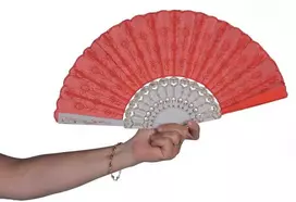 Vėduoklė raudona su ornamentais 45 cm