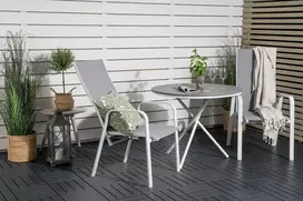 Lauko baldų komplektas Venture Design Valgomojo komplektas Parma kavinės stalas ir Copacabana atlošiama kėdė 90x90 cm balta Aintwood Textilene