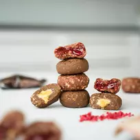 Energy Ball Almonds with Raspberry Jam – ekologiškas energinis rutuliukas su migdolais ir avietėmis | Vilgain (30 g)