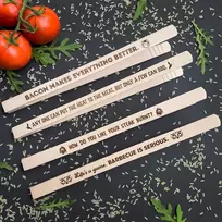 Medinių žnyplių komplektas "Grilio frazės" (angliškos)