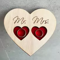 Medinis graviruotas padėkliukas vestuviniams žiedams "Mr ir Mrs"