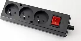 Jonex trijų krypčių nešiojamasis lizdas 16A 2P+Z 250V su jungikliu juodas GN-370WS