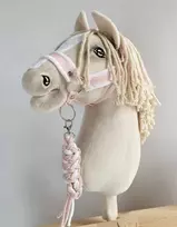 Super Hobby Horse Hobio žirgo kantaras su baltais pūkais ir pavadžiu (balta/rožinė)