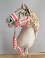 Super Hobby Horse Hobio žirgo kantaras su baltais pūkais ir rožinė virvė
