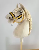 Super Hobby Horse Reguliuojamas kantaras hobi arkliukui A3 – medaus geltonumo su juoda pūkuota apdaila