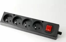 Jonex keturkryptis nešiojamasis lizdas 16A 2P+Z 250V su jungikliu juodas GN-470WS