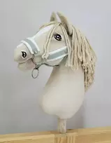 Super Hobby Horse Reguliuojamas kantaras hobi arkliukui A3 – šalavijo spalvos su balta pūkine apdaila