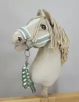 Super Hobby Horse Hobio žirgo kantaras A3 su baltais pūkais ir virvinis pavadėlis (balta-šalavijo)