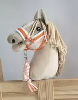 Super Hobby Horse Hobio arkliuko kantaras A3 su balta pūkuota apdaila + balta-oranžinė pavadė