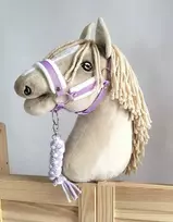 Super Hobby Horse Hobio žirgo kantaras A3 su baltais pūkais ir pavadžiu (balta/violetinė)