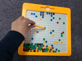 Magnetinė piešimo lenta MagPad Dots vaikams nuo 3 metų, lavina smulkiąją motoriką, raudona