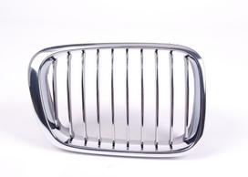 BMW E46 priekinės dešinės pusės inksto grotelės chromuotos originalios 51138208490