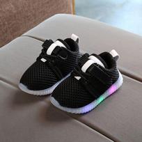 Balti LED batai vaikams Minkštas tinklelio viršus Paminkštintas vidpadis Neslystantis padas 15.5cm juoda
